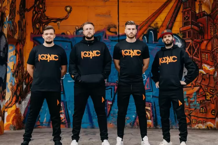 Marvin Hintz (links au&szlig;en) und Erhan Kayman (rechts au&szlig;en) haben gemeinsam mit den Gr&uuml;nstadter Youtubern Timo Schulz und Simon B