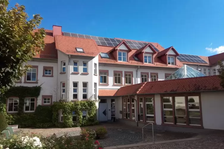 Das Rathaus der Verbandsgemeinde Freinsheim mit Photovoltaik-Zellen. 