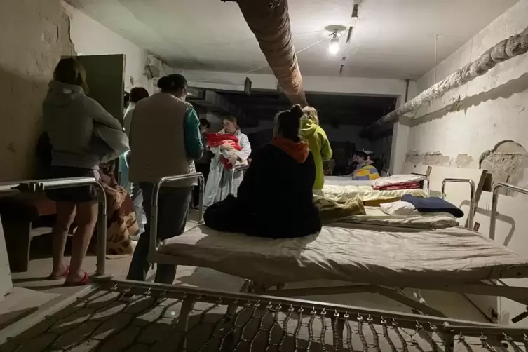 Beim Bombenalarm bei Kiew mussten alle in den Keller des Krankenhauses.