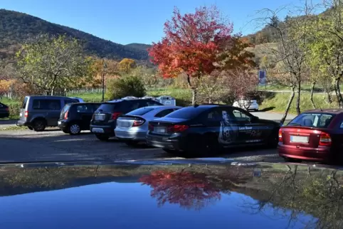 Der Parkplatz am Ortsrand ist gerade bei gutem Wetter schnell belegt. 