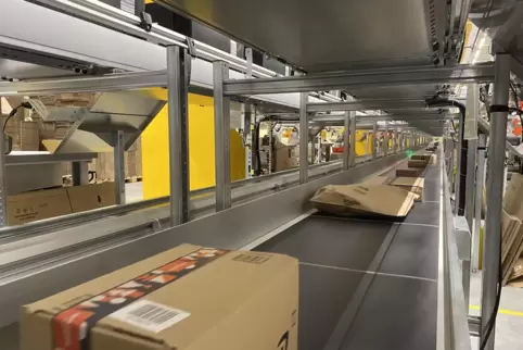 Der Fluss an versandfertigen Paketen scheint im Logistikzentrum nie zu enden.