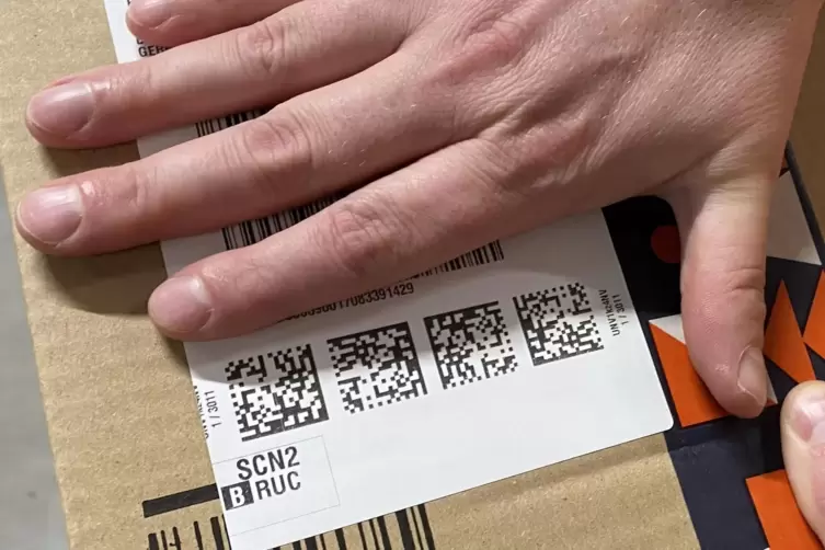 Dass dieses Paket den Amazon-Standort Kaiserslautern besucht hat, l&auml;sst sich am K&uuml;rzel SCN2 erkennen.