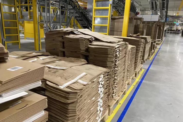 Stapelweise liegen Versandverpackungen f&uuml;rs Weihnachtsgesch&auml;ft parat. 