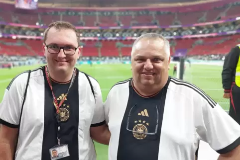 Die Wachenheimer Christoph (links) und Thomas Reuter vor dem Spiel Deutschland gegen Spanien im Al-Bayt-Stadion. 