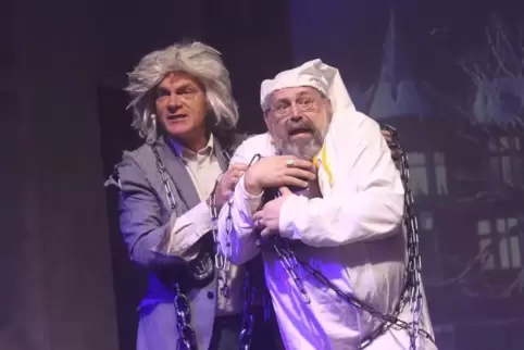 Begegnet nachts Geistern, die ihn läutern wollen: Ebenezer Scrooge (rechts). 