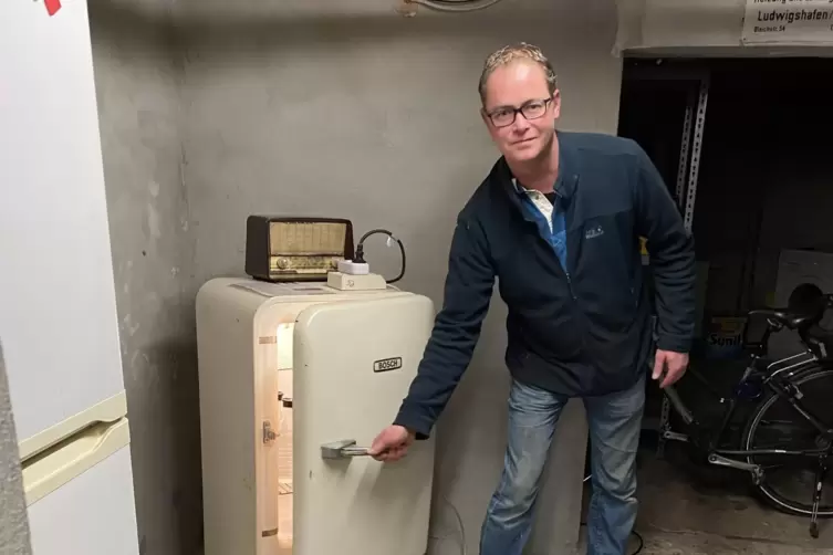 Stefan Janke öffnet die Tür seines historischen Kühlschranks. Für den Pressetermin war er nochmal angemacht worden. 