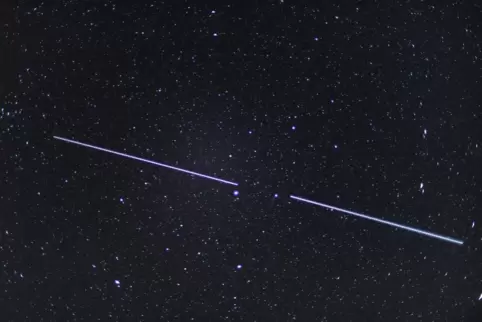 Ziel Weltraum – das gilt auch für Ororatech. Hier zwei Satelliten als Lichtstreifen am Nachthimmel, diese Starlink-Satelliten ge