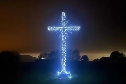 Das Bännjer Gipfelkreuz erstrahlt auf dem Großen Hausberg im Lichterglanz: Pünktlich zum ersten Advent wurde es mit LED-Lämpchen