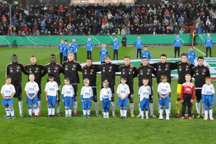 Die deutsche U19-Nationalmannschaft im November 2011 (unter anderem mit Niclas Füllkrug und Antonio Rüdiger) vor dem Spiel gegen