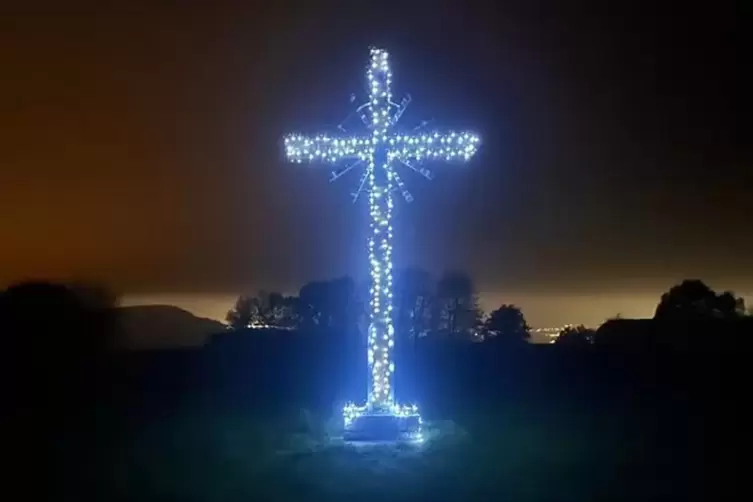 Das Bännjer Gipfelkreuz erstrahlt auf dem Großen Hausberg im Lichterglanz: Pünktlich zum ersten Advent wurde es mit LED-Lämpchen
