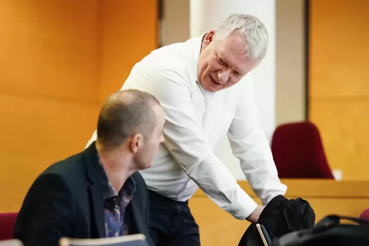 Die Anwälte des Hauptangeklagten - Lars Nozar (r) und Leonhard Kaiser - unterhalten sich im Verhandlungssaal des Landgerichts. 