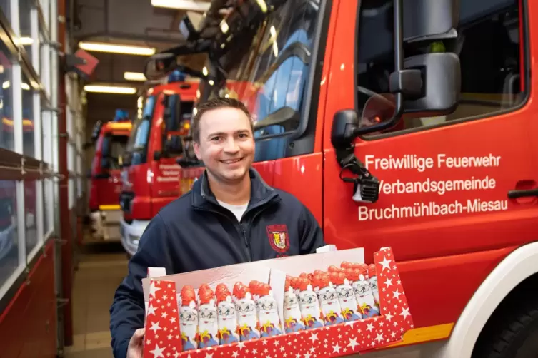 Benedikt Glas freut sich schon auf die Lichterfahrt der Feuerwehr, bei der wieder Schokonikoläuse verteilt werden.