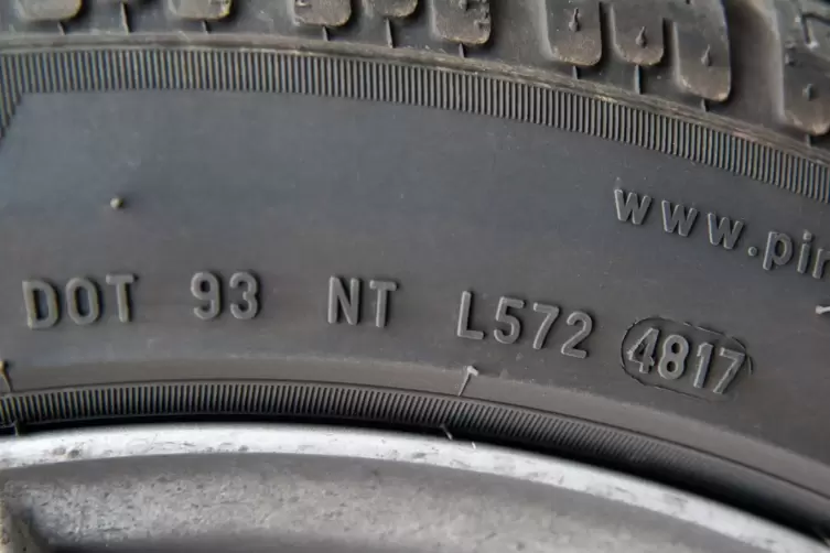 Die oval eingefasste Zahl 4817 zeigt, wie alt dieser Reifen ist.