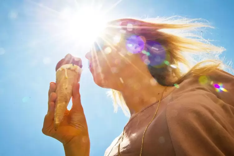 Vanilleeis in der Sonne genie&szlig;en