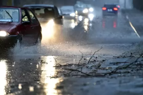 Zu viel Regenwasser führt zu Aquaplaning.