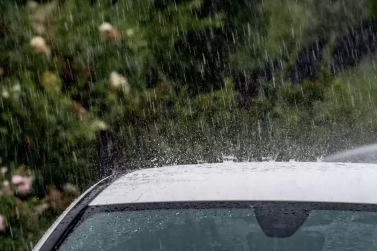 Ein Auto, Das Deutlich Wird, Wie Ein Windschutzscheibe Regen Durch