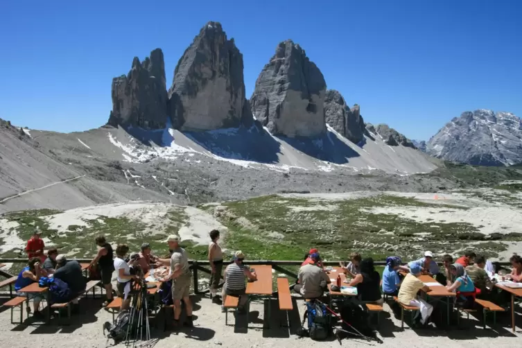 Verdiente Pause: Die Drei-Zinnen-H&uuml;tte ist bewirtschaftet.