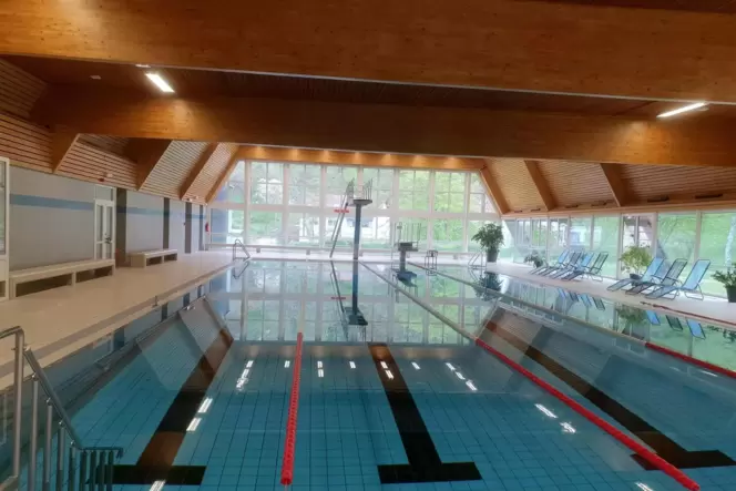 Im Frühjahr 2020 war Schluss mit Badespaß im Hallenbad in Waldfischbach-Burgalben. Jetzt kann dort wieder geschwommen werden.