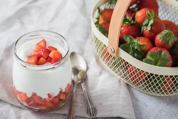 Erdbeeren machen aus Quark und Joghurt ein süßes Dessert.