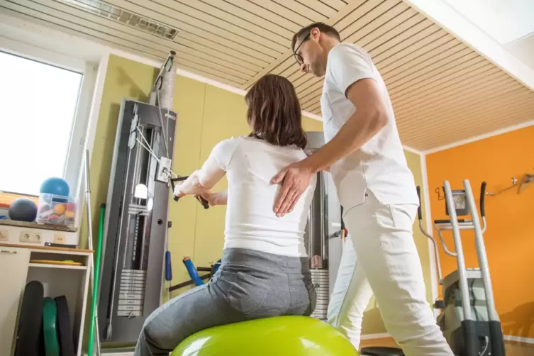 Physiotherapeut hilft bei akuten Schmerzen