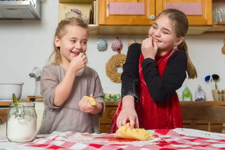 Welch ein Spa&szlig;: Kinder lieben es, Teig zu naschen.