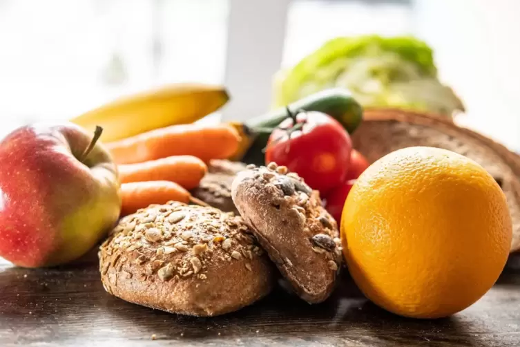 Frisches Obst, Gemüse und Vollkorn gehören auf den Speiseplan.