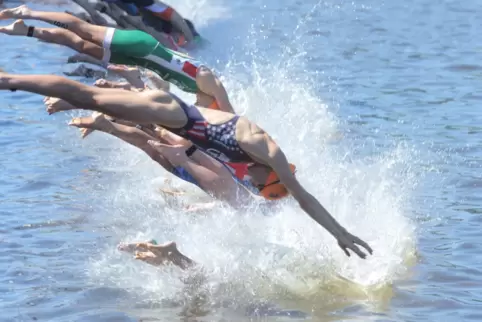 Mit einem vielseitigen Training steigern Schwimmer ihre Leistung.