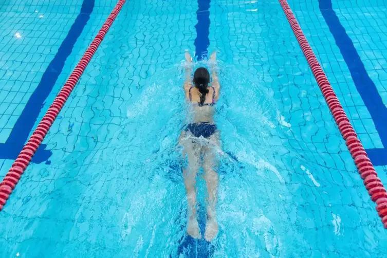 Mit der richtigen Technik sparen Schwimmer Kraft.