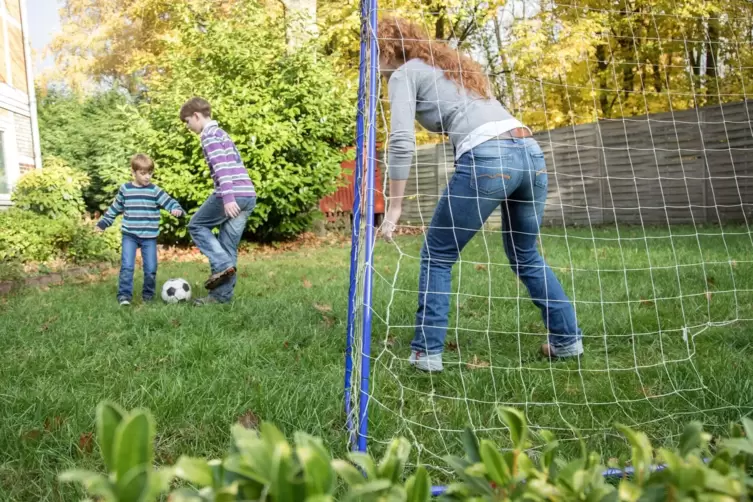 Kinder beim Fu&szlig;ball unterst&uuml;tzen