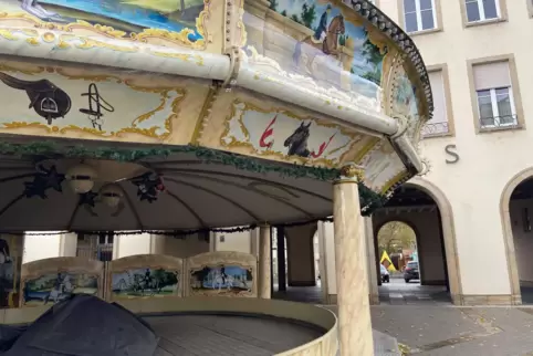 Die Stadt will mit dem Betreiber darüber sprechen, ob es Alternativen dazu gibt, die Ponys in der hinter dem Rathaus aufgebauten