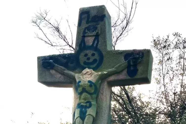 Das verunstaltete Kreuz bei Königsbach.