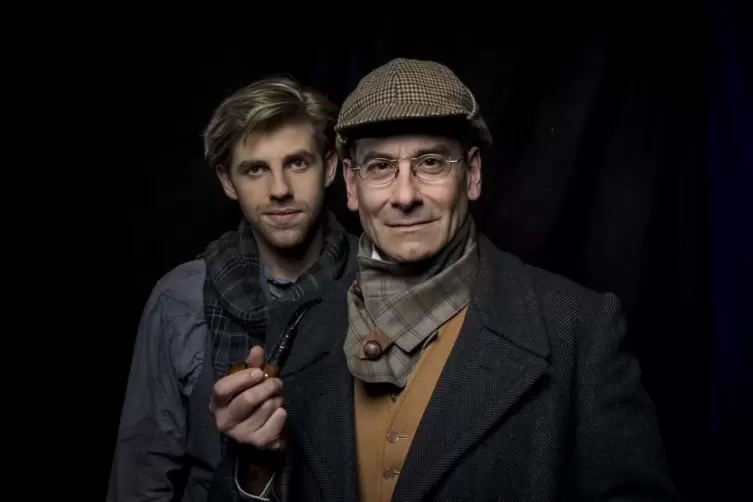Ethan Freeman (vorne) mimt Sherlock Holmes, Merlin Fargel spielt Sohn John. 