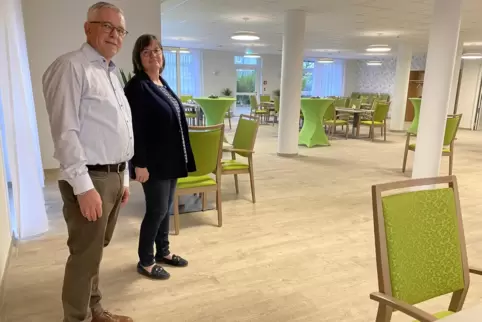 Freuen sich auf die Eröffnung: Manfred Jahn und Heike Lenhardt hoffen darauf, dass die Cafeteria zum zentralen Treffpunkt wird. 