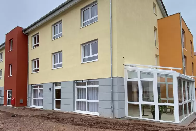 Auch nach au&szlig;en offen: Die Cafeteria (rechts unten) stellt nicht nur &uuml;ber die gro&szlig;en Glasfronten den Bezug nach drau&szlig;en her, auc