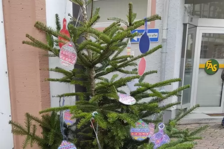 Diesen Weihnachtsbaum der Klasse 2c der Otterberger Grundschule haben Diebe in der Hauptstraße mitgehen lassen. 