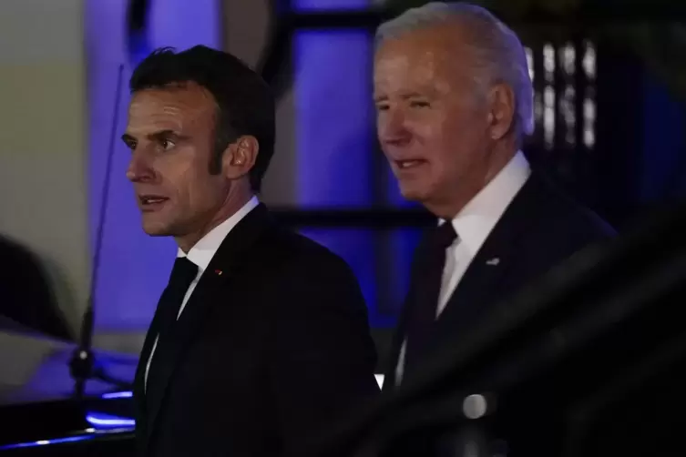 Macron und Biden nach einem Abendessen in Washington.