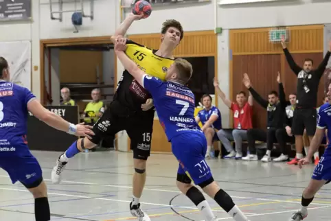 Luka Wilbrandt (Mitte) wird bei den VTV Mundenheim gegen Tabellen führer Ferndorf im Rückraum gefordert sein. 