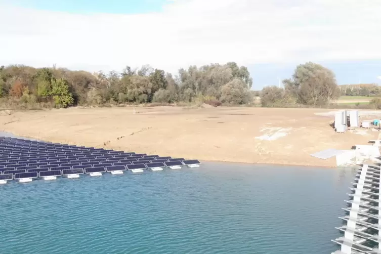 Derzeit im Bau: eine schwimmende Photovoltaik-Anlage auf einem erweiterten Teil der Schlicht bei Waldsee.