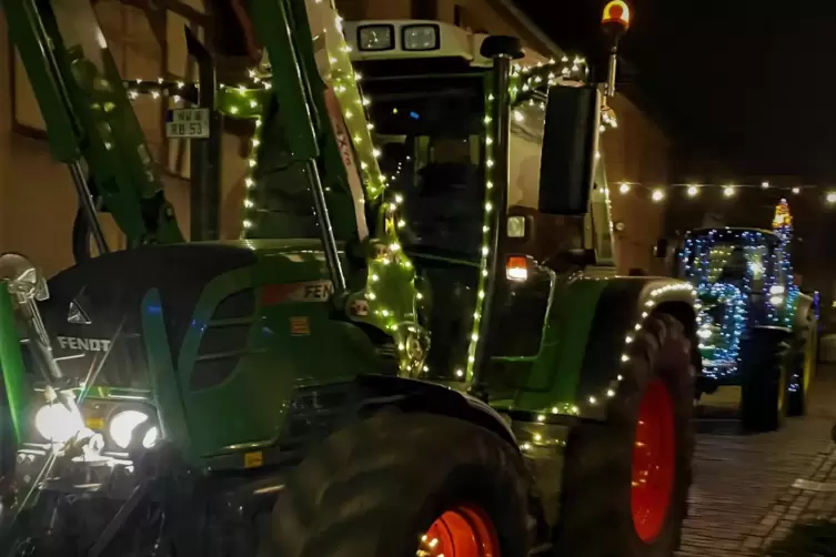 Große Maschinen, helle Lichter: Bei der „Ein Funken Hoffnung“-Tour schmücken Landwirte ihre Traktoren mit weihnachtlicher Beleuc