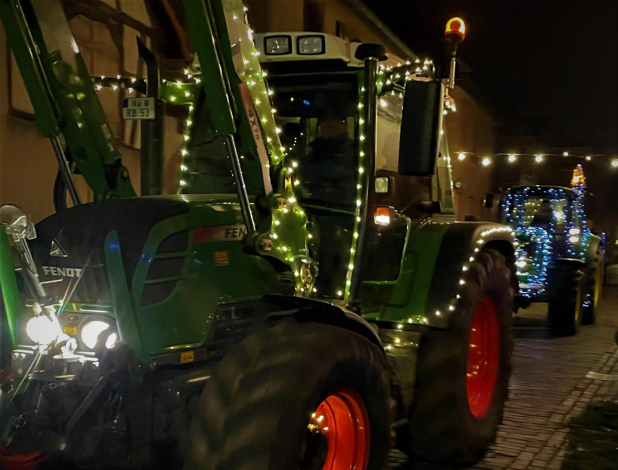 Lichterfahrt für den guten Zweck: Am 17. 12. sind wieder weihnachtlich  geschmückte Traktoren unterwegs 