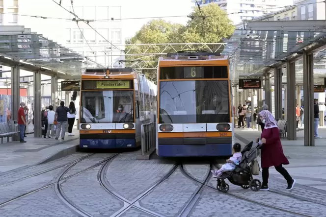 Auch das Straßenbahnfahren wird zunächst für alle teurer. Hier die Haltestelle am Berliner Platz in Ludwigshafen.