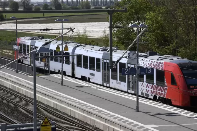Auch für sie wird das 49-Euro-Ticket gelten: eine Regionalbahn, hier am Haltepunkt Frankenthal Süd. Auch für sie wird das 49-Euro-Ticket gelten: eine Regionalbahn, hier am Haltepunkt Frankenthal Süd.