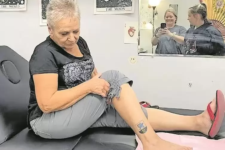 Catherine Lynn Spaulding mit Hüffler-Tattoo: Im Spiegel sind die Töchter Saundra Mattingly, die fotografiert, und Rebecca Leigh 