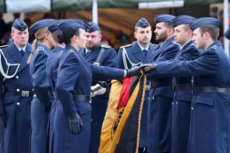 Großer Moment: Stellvertretend für 479 Soldatinnen und Soldaten geloben sechs von ihnen, „der Bundesrepublik Deutschland treu zu