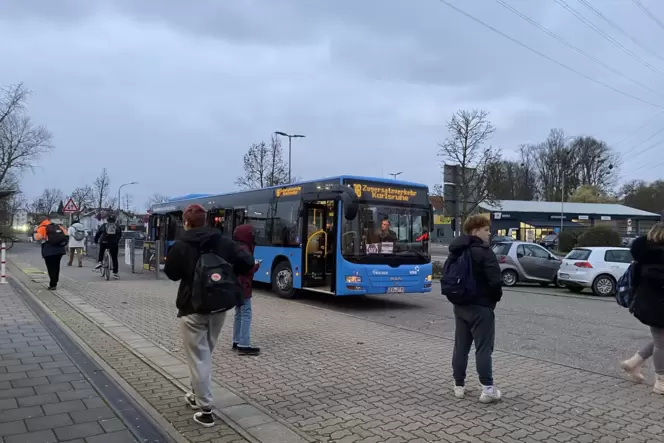 Im Minutentakt fahren die Ersatzbusse auf den Bahnhofsvorplatz.