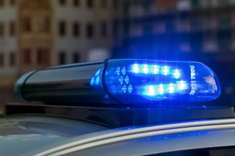 Das Blaulicht auf einem Fahrzeug der Polizei leuchtet