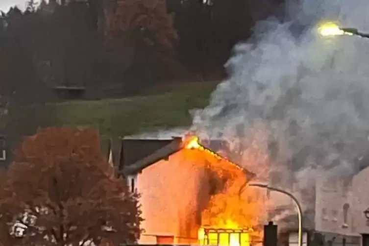 Das Feuer drohte, aufs Haus überzugreifen.