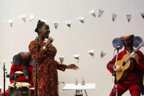 Fröhliche Sprach- und Kulturvermittlung: Konzert mit der kamerunisch-französischen Sängerin Valerie Ekoume beim Eröffnungsfest.