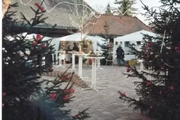Unser Bild zeigt den ersten Weihnachtsmarkt, den die „Wingerter Weihnachtsmänner“ organisiert haben im Hofe des evangelischen Ge