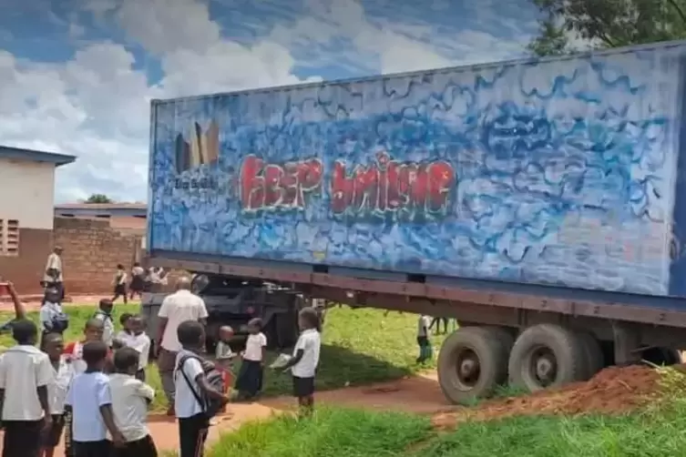 Gute Nachricht aus der Demokratischen Republik Kongo: Der Container aus der Pfalz ist in Tshikapa eingetroffen. 